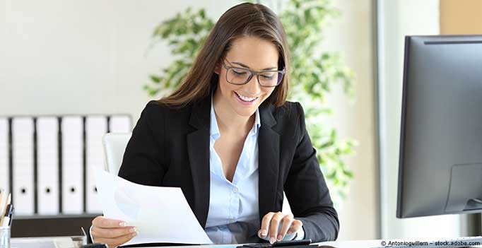 junge Frau macht Buchhaltung