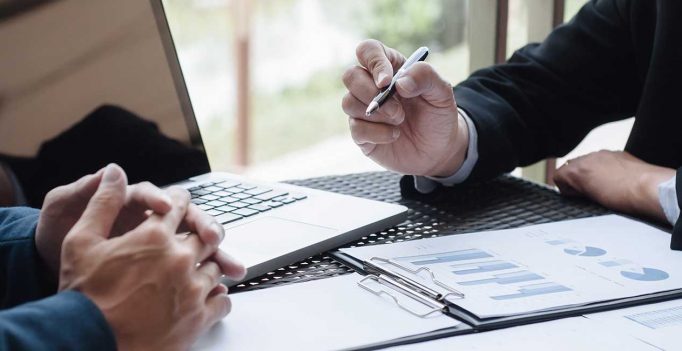 zwei sich gegenüber sitzende Personen